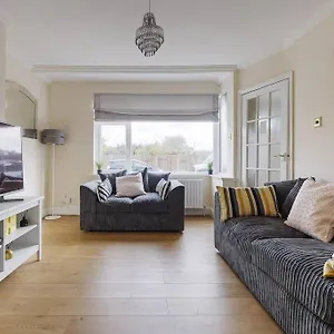 Holiday home Modern 4 Bedroom House In Heathrow, London, Stanwell